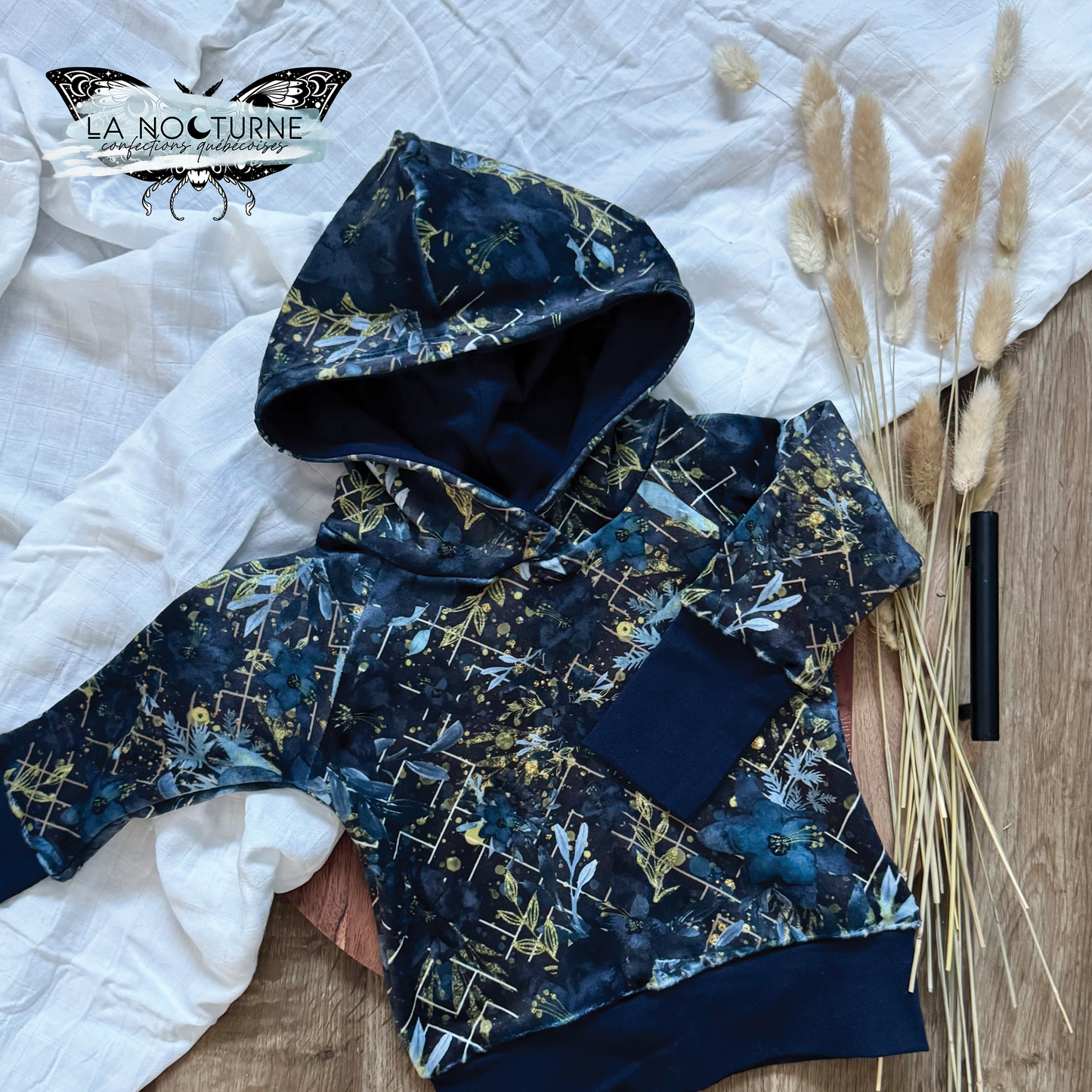 PRÊT À PARTIR - Chandail à capuchon évolutif en squish Fleurs & géométrie dorées 3-12M