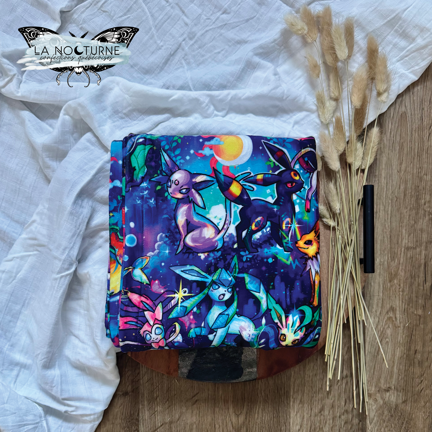 PRÊTE À PARTIR - Couverture ''Doudouce'' simple épaisseur Eeveelutions scintillants (moyenne)